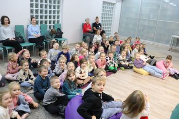 Wieluń: Biblioteka Miejska zaprosiła dzieci na spotkanie z fotografem Piotrem Pabisiakiem